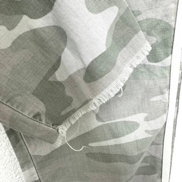 MOTHER The Shaker Chop Crop Fray Jeans Desert Print Camo, Size 25 - Picture 8 of 12